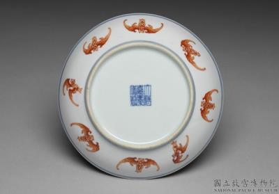 图片[3]-Dish with underglaze blue decoration and bats in overglaze red, Qing dynasty, Jiaqing reign (1796-1820)-China Archive